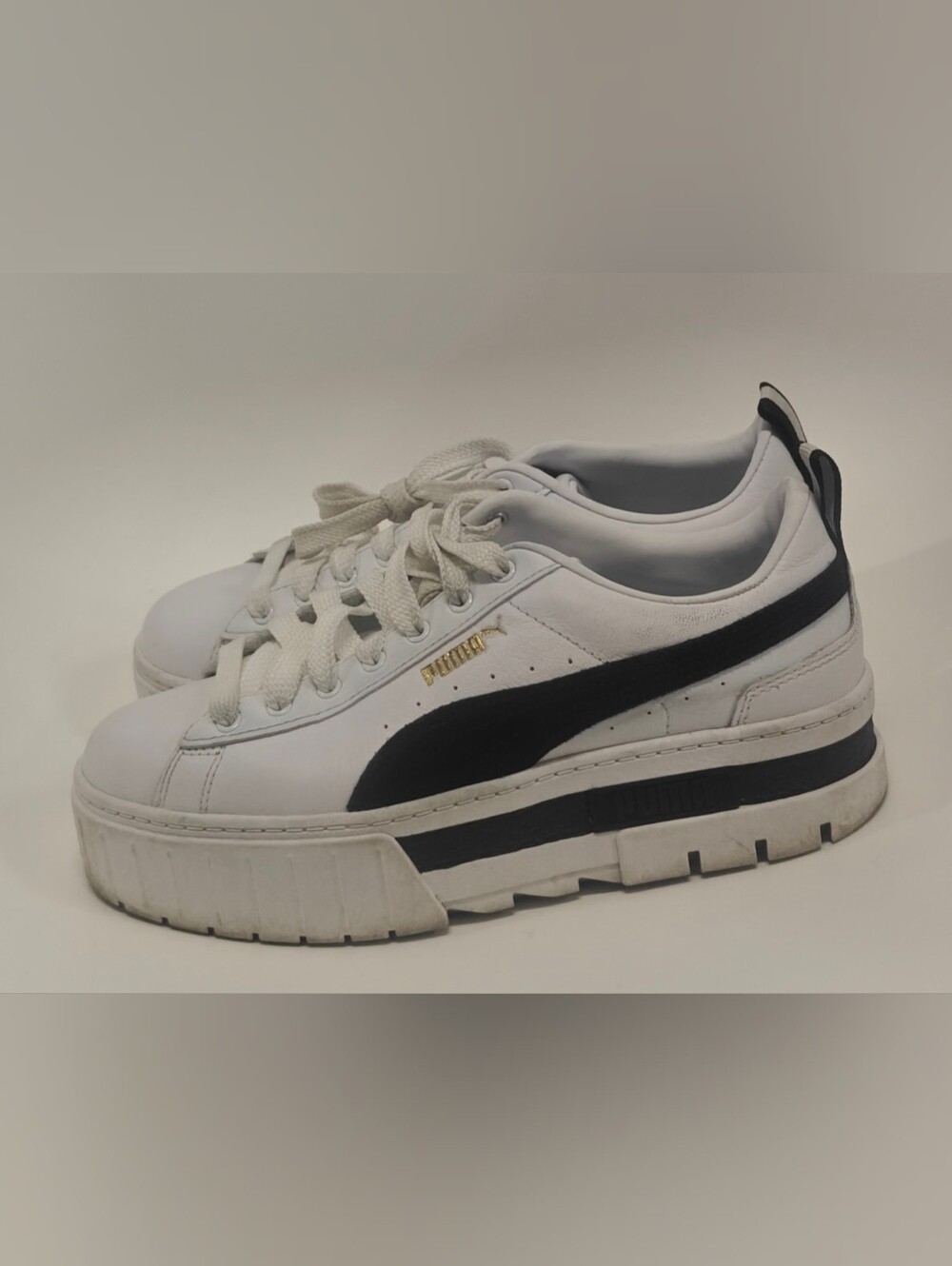 PUMA Women 7.5 White Black Low Top Lace Up Athletic Walking Sneakers